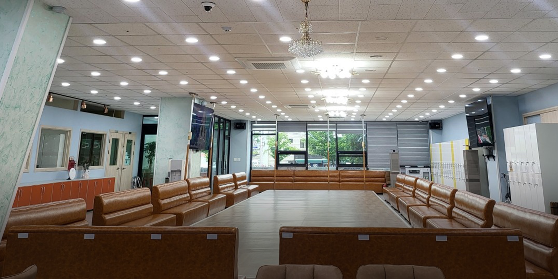 깨끗한 시설과 최상의 서비스<br>건강한 오후를 위한 올바른 선택 | 넓고 깨끗한 시설에서 신체 및 인지 향상을 위한 다양한 맞춤형 프로그램을 운영합니다. 전문적인 요양보호사와 사회복지사가 건강한 노후와 행복한 미래를 드리고자 가족을 생각하는 마음으로 모십니다.
